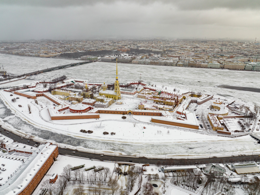 Петропавловская_крепость_сверху_зимой.jpg