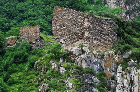 Замок царицы тамары в дарьяльском ущелье фото